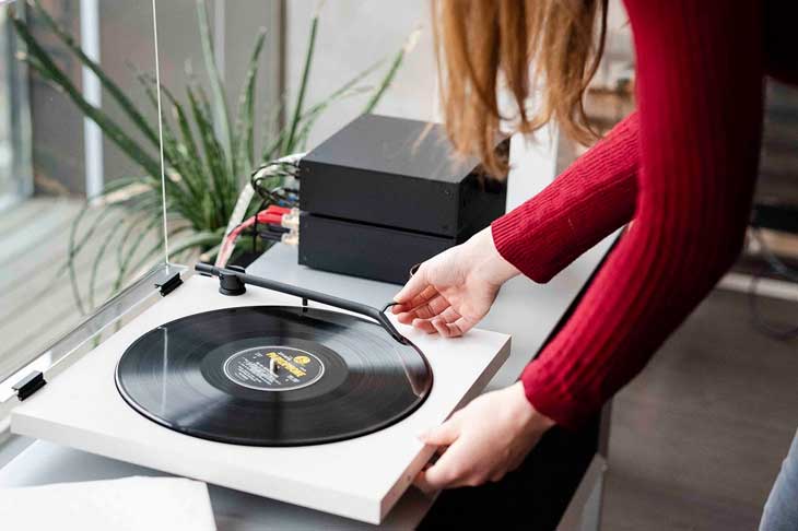Best Turntable Under 200 in 2022: Reviews + Buying Guide